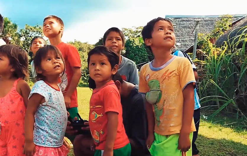 Kinder am Amazonas Peru