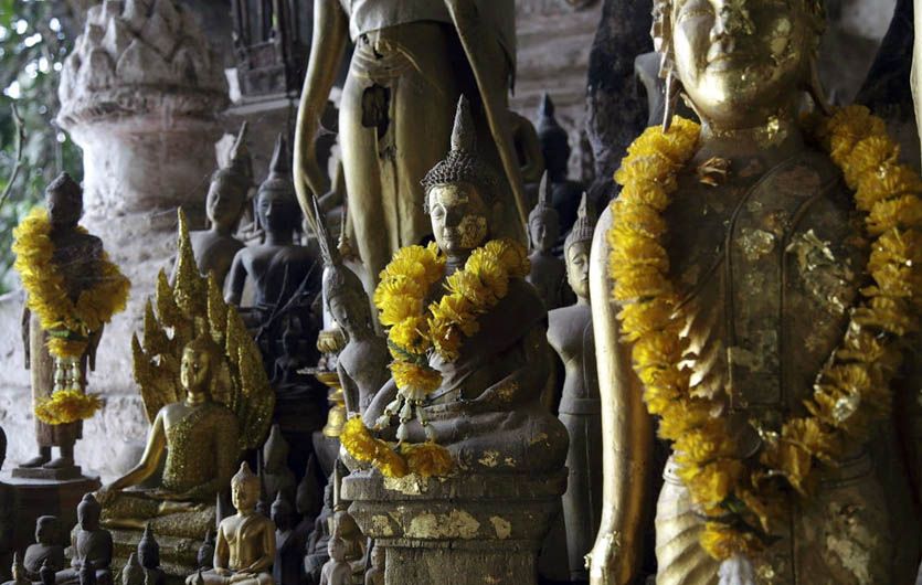 Pak Ou Cave mit Buddha Statuen